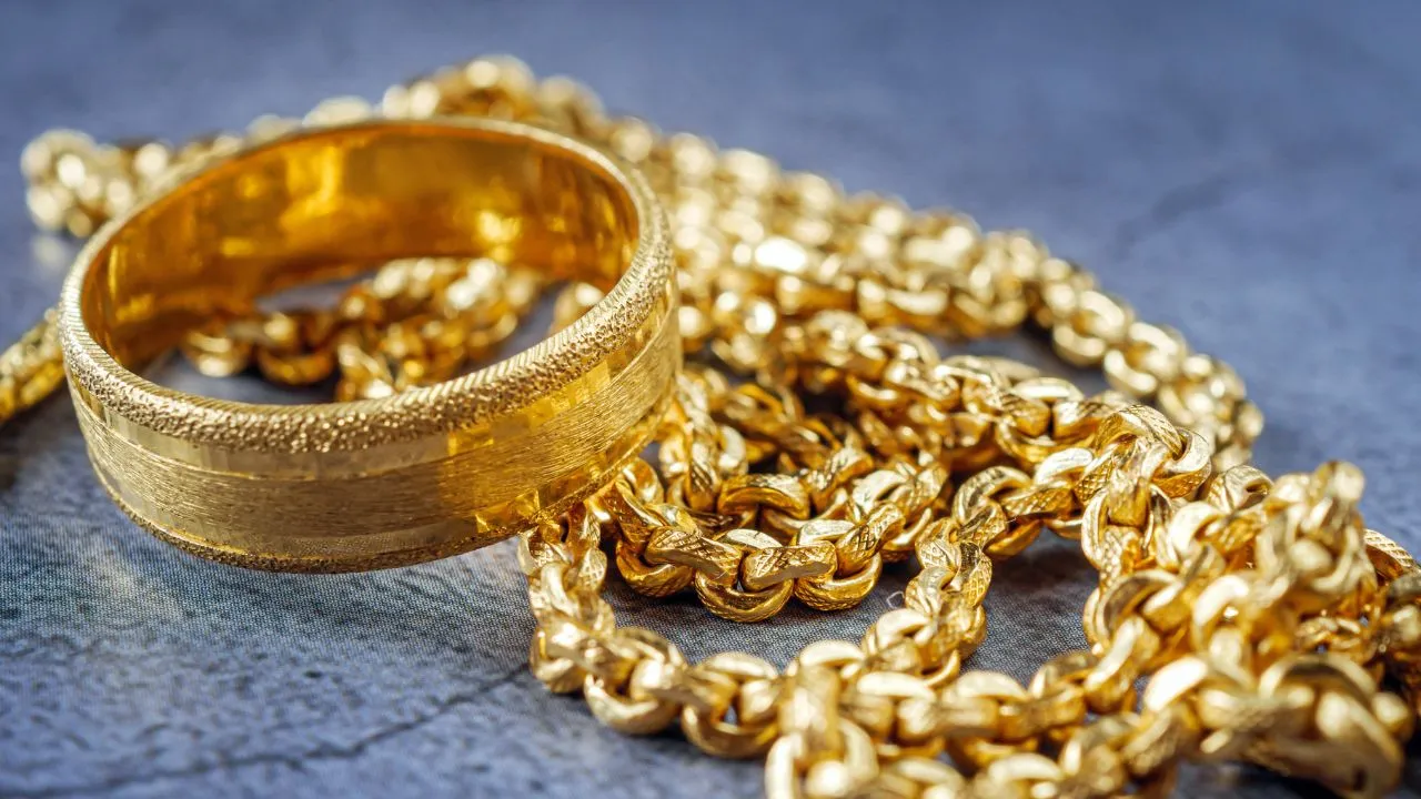 Gold prices in Delhi rise! 24-carat gold at ₹12,718 per gram, find out today's update 