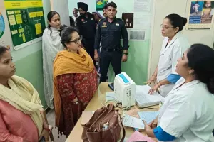 Haryana: हरियाणा में स्वास्थ्य मंत्री अचानक पहुंची प्राथमिक स्वास्थ्य केंद्र! गायब डॉक्टर CMO को लगाई फटकार, डॉक्टर ने नहीं उठाया फ़ोन 