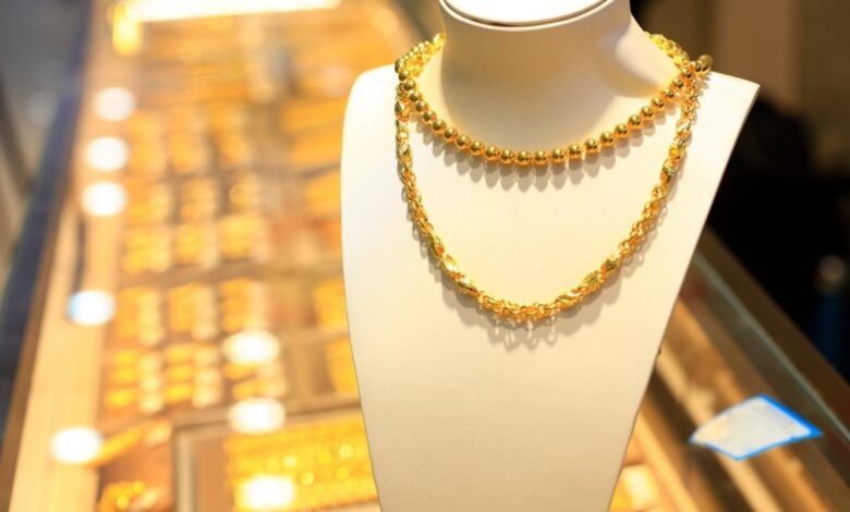 Gold Silver Price Today: चांदी की कीमतों में ₹1000 का उछाल, लेकिन सोना हुआ सस्ता; देखें लेटेस्ट रेट्स